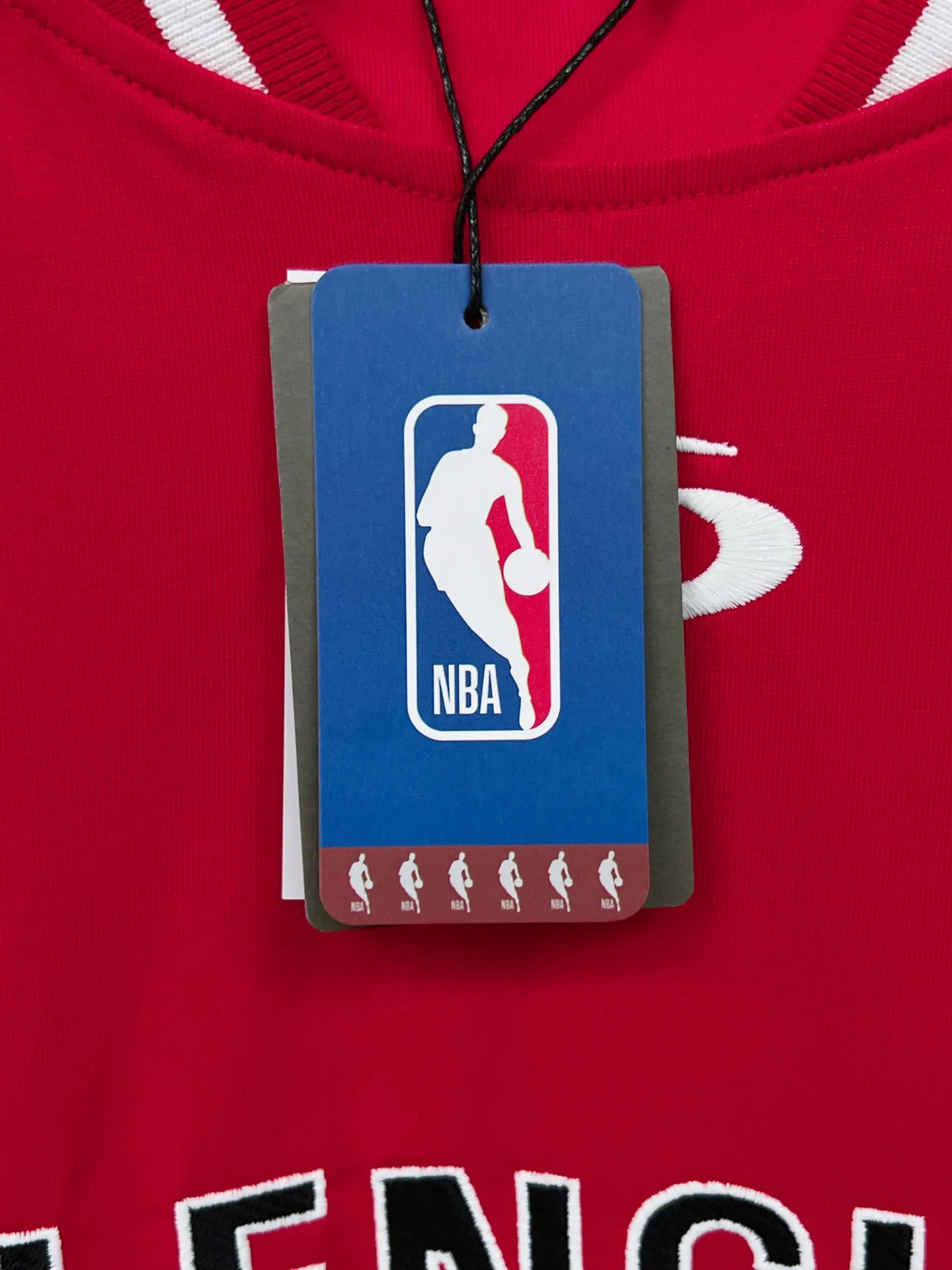 💰P140（ : ） 【 . Quality】BALENCI*GA/ SS 26New Arrival NBA Series T 。 ， NBASeries 。 ， 。 SS 26 New Arrival。 ， 。 。 Authentic ， 。 。 260 ， . ， 。 。 。 ， ， 。 。 。 OS . Same Style ：BL 263760 ：Black，White，Red Size：XS S M L